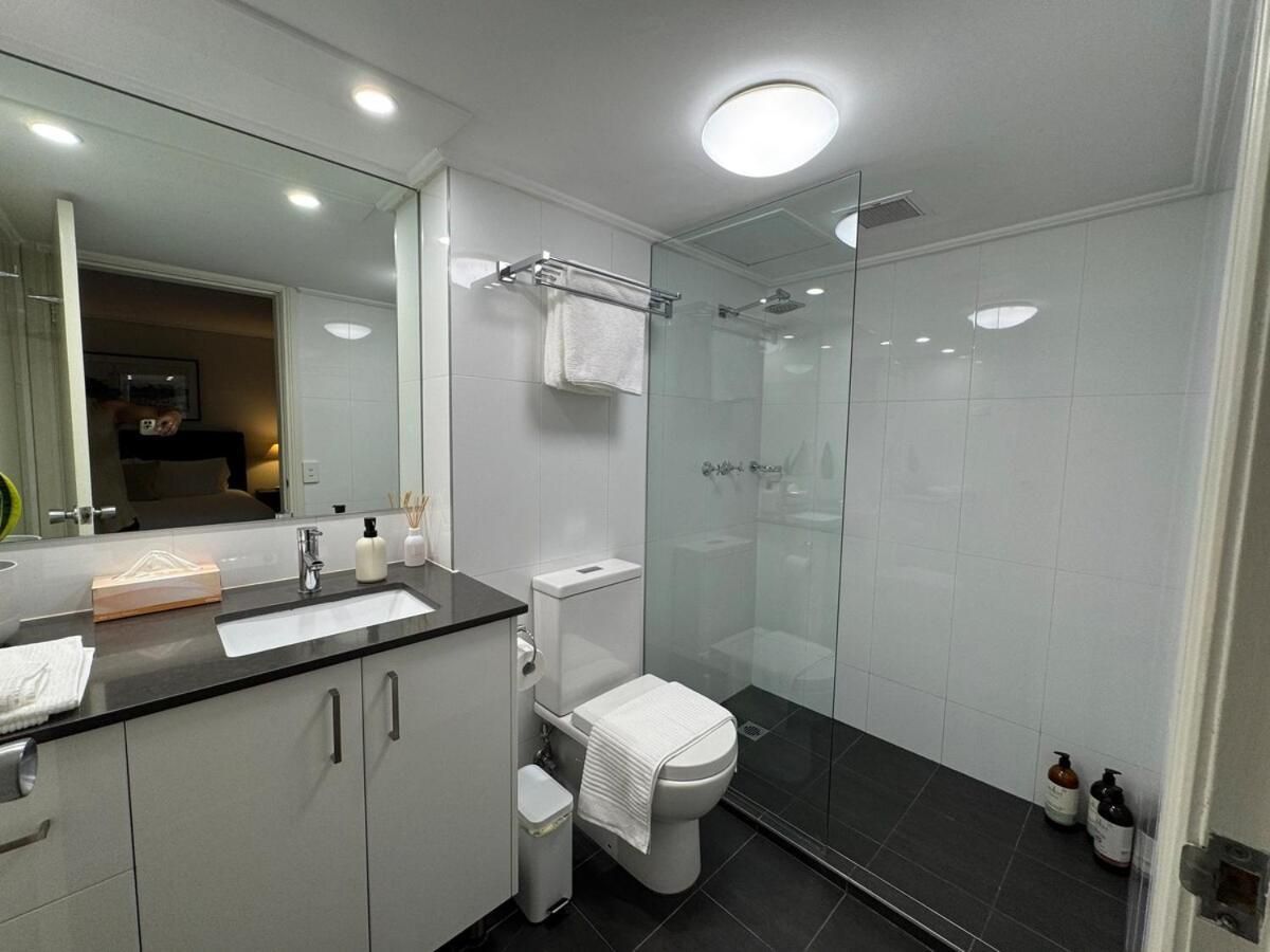 Stylish With Amazing Views And Pool Apartment