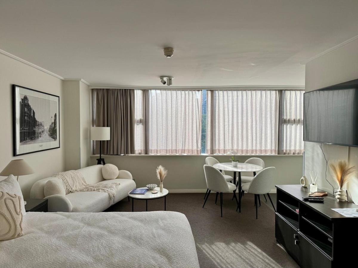 Stylish With Amazing Views And Pool Apartment