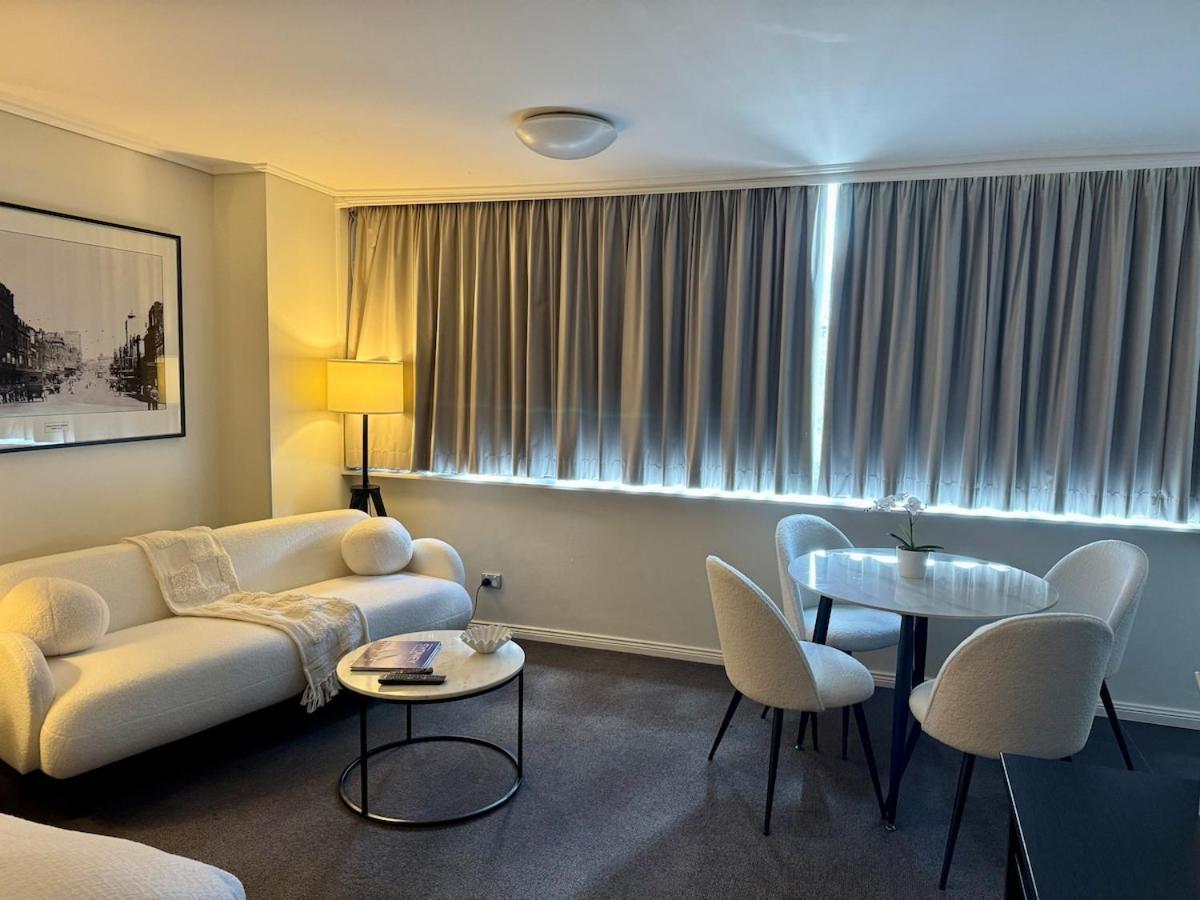 Stylish With Amazing Views And Pool Sydney