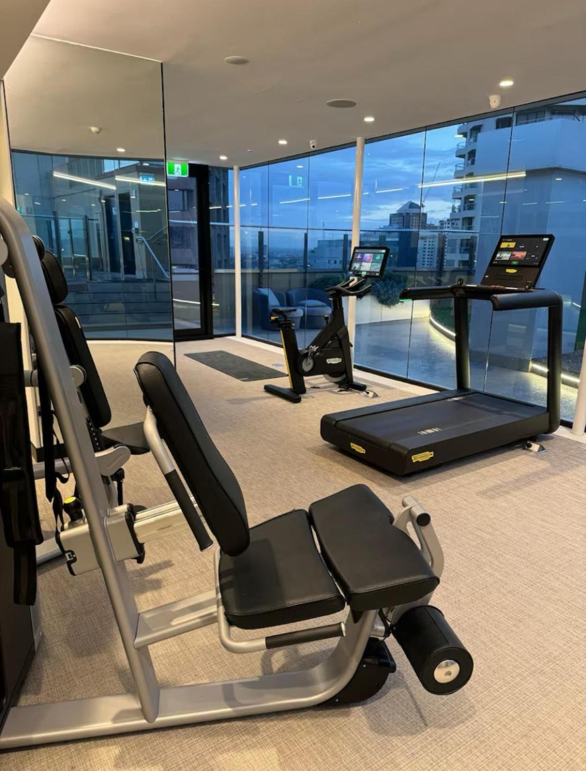 Stylish With Amazing Views And Pool Sydney