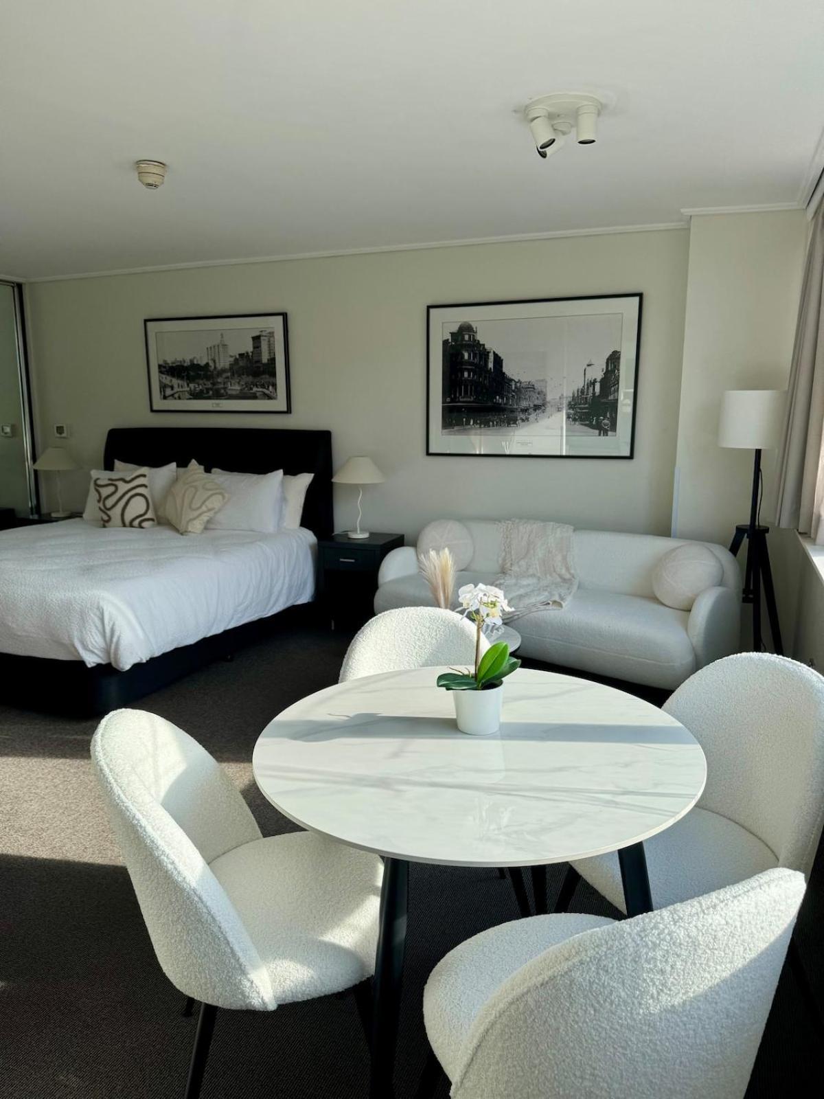 Stylish With Amazing Views And Pool Sydney